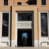 Non perfettamente visibile e con alcune lettere oramai sbiadite, fa riferimento al 98th British General Hospital, una struttura sanitaria militare inglese che durante la Seconda guerra mondiale accolse per due anni e mezzo gran parte dei sopravvissuti all'iprite